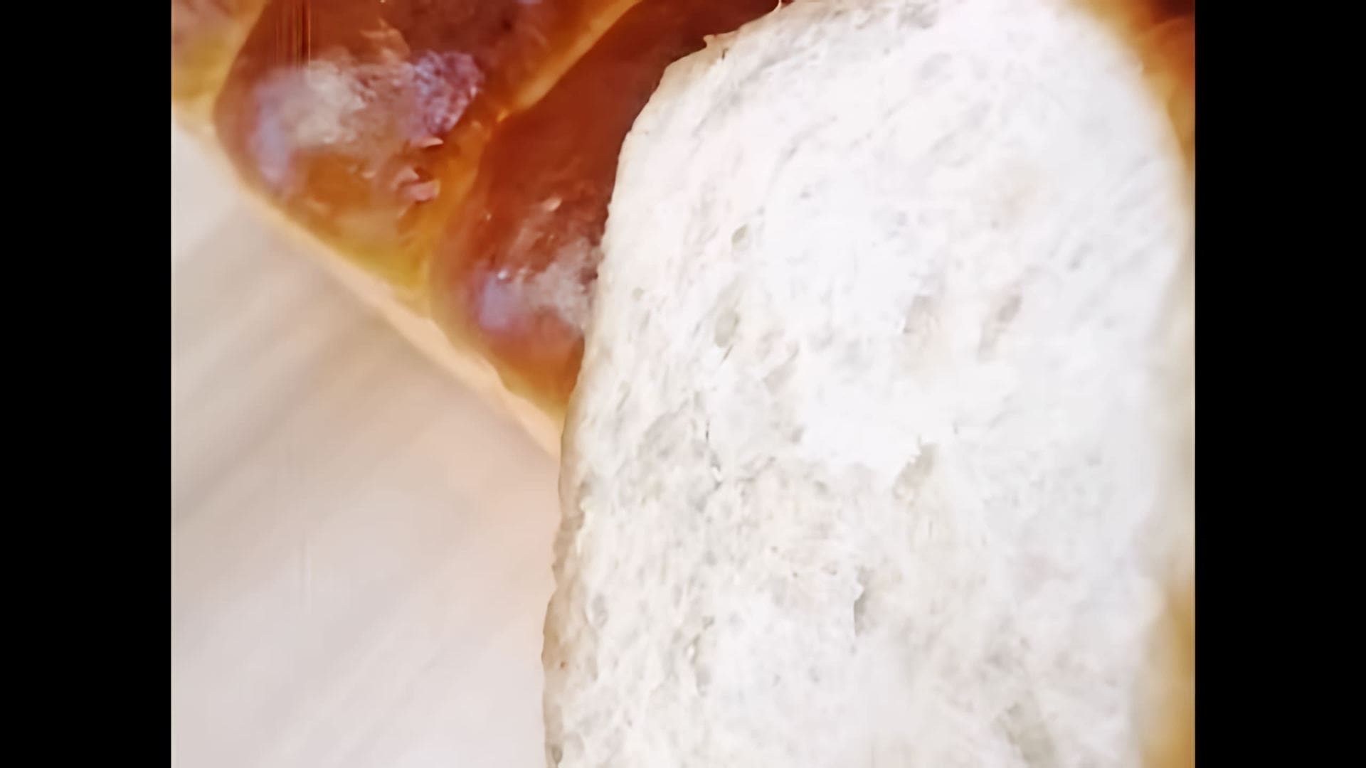 В этом видео-ролике вы увидите, как приготовить невероятно вкусный, мягкий и пушистый хлеб Хоккайдо на завтрак