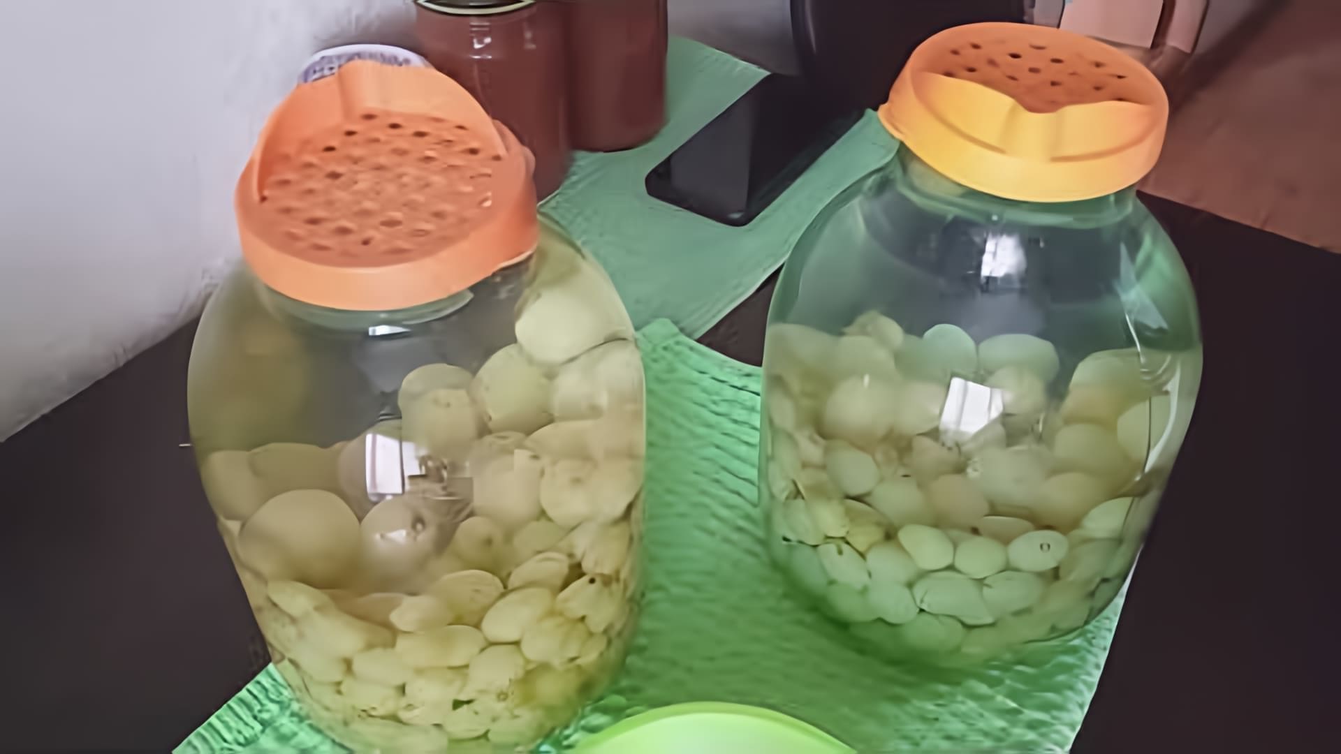 В этом видео демонстрируется процесс приготовления компота из винограда на зиму
