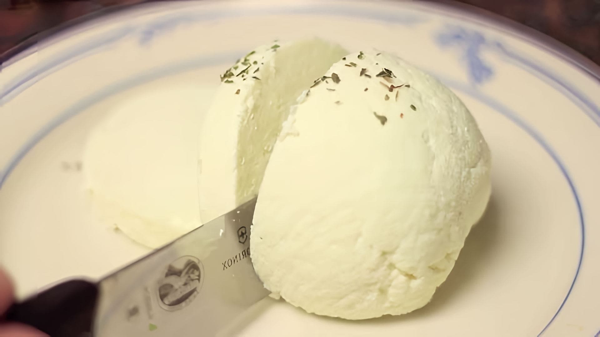 В этом видео показано, как приготовить сыр из козьего молока