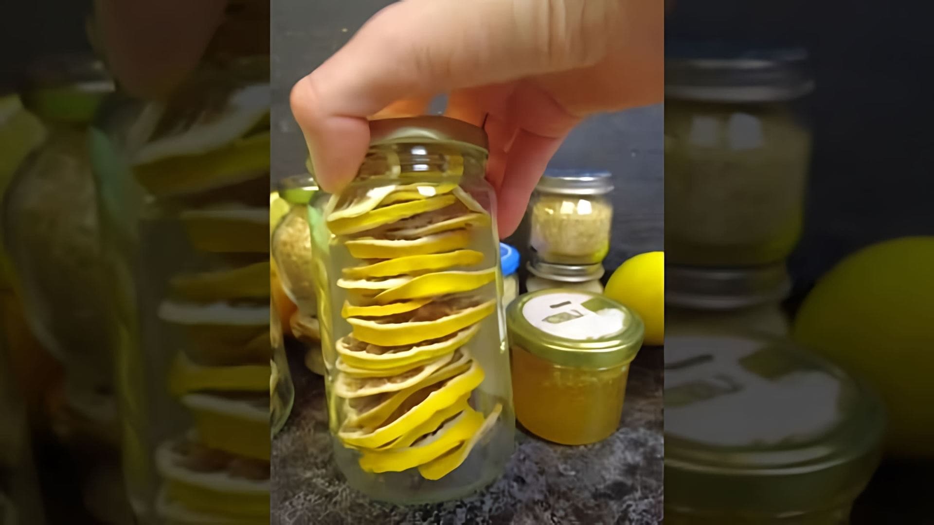 В этом видео демонстрируется несколько хитростей с использованием лимонов