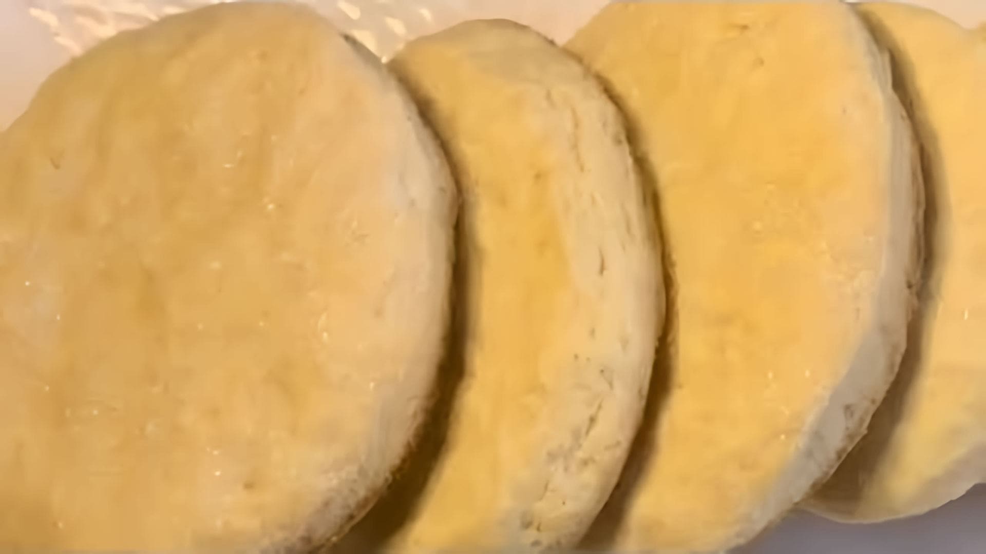 В этом видео демонстрируется процесс приготовления сахарных коржиков на воде без использования яиц и молока