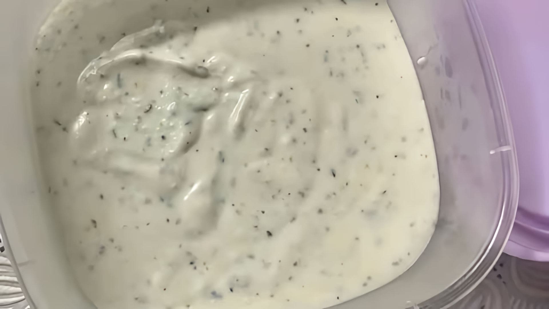 В этом видео демонстрируется простой рецепт приготовления плавленого творожного сыра из натурального творога