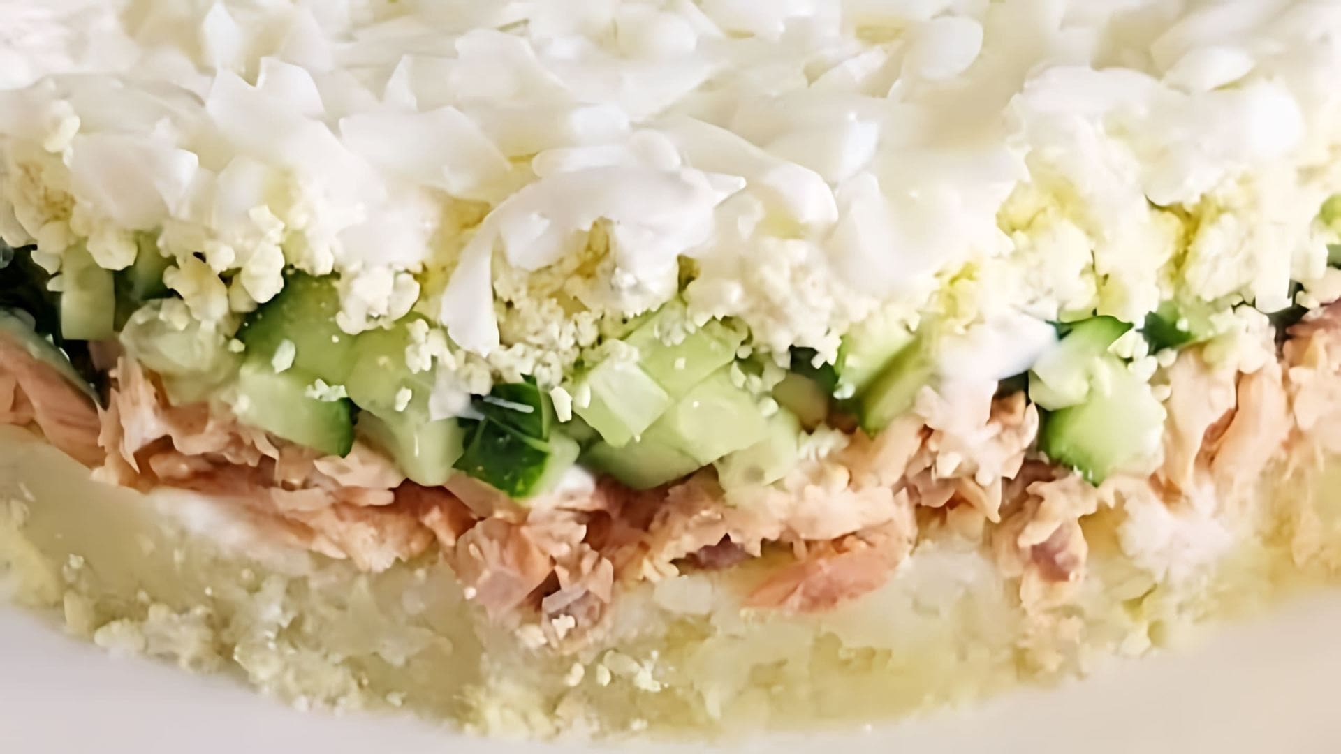 Слоёный салат с рыбными консервами - это вкусное и питательное блюдо, которое можно приготовить на любой праздник или семейный ужин