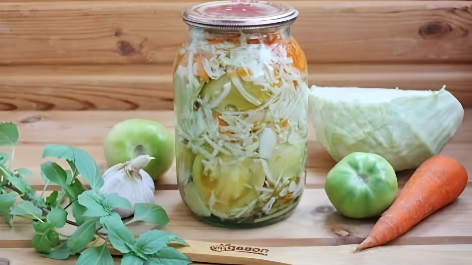 В этом видео показан рецепт приготовления зеленых помидоров с капустой на зиму