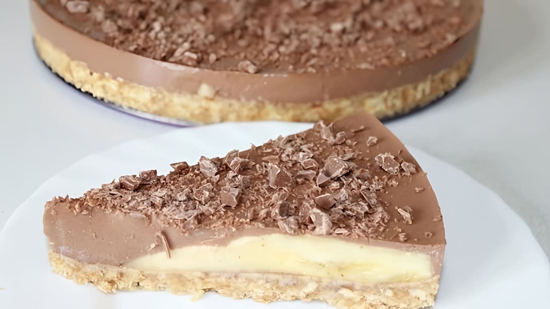 В этом видео демонстрируется рецепт шоколадно-бананового торта без выпечки, который можно приготовить всего за 15 минут