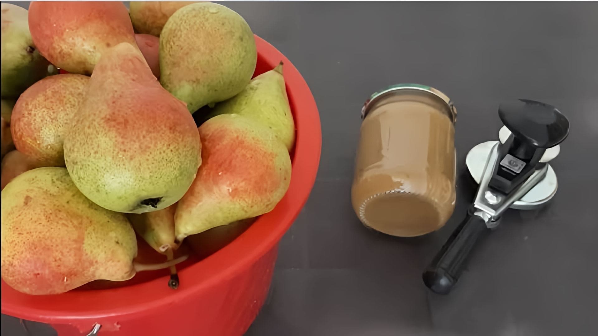 В этом видео-ролике вы увидите, как приготовить идеальное пюре из груш без добавления сахара и лимонной кислоты