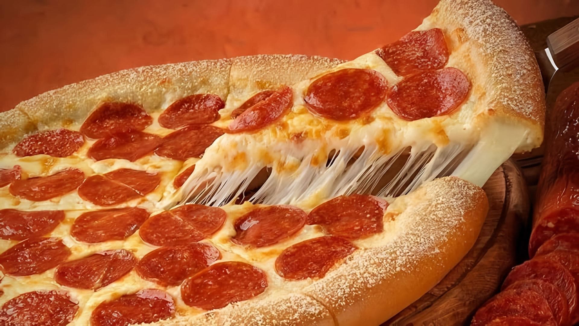 "Приготовление пиццы Пепперони дома" - это видео-ролик, который показывает, как приготовить вкусную пиццу Пепперони в домашних условиях