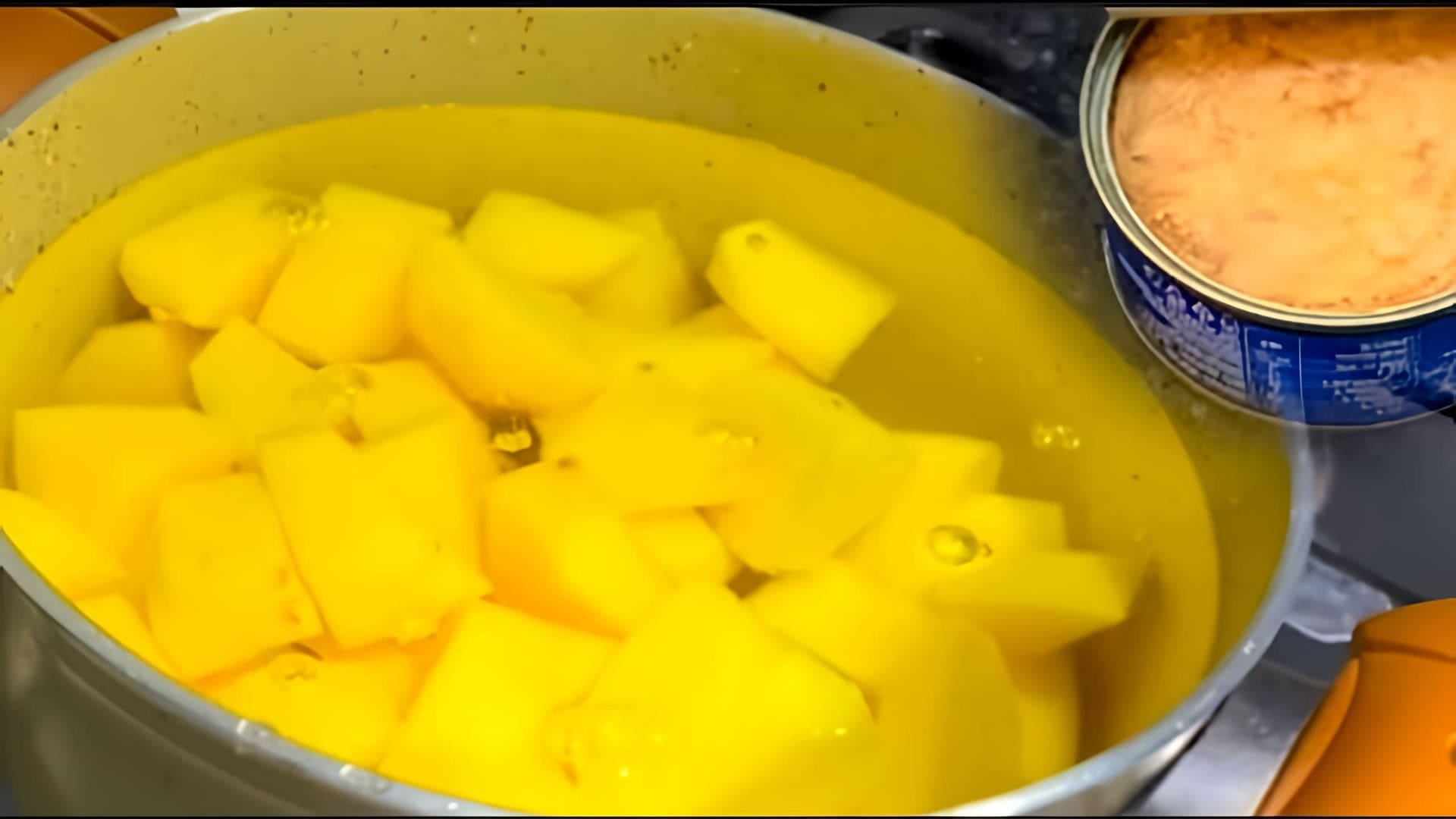 В этом видео демонстрируется простой и вкусный рецепт ужина из консервированного тунца