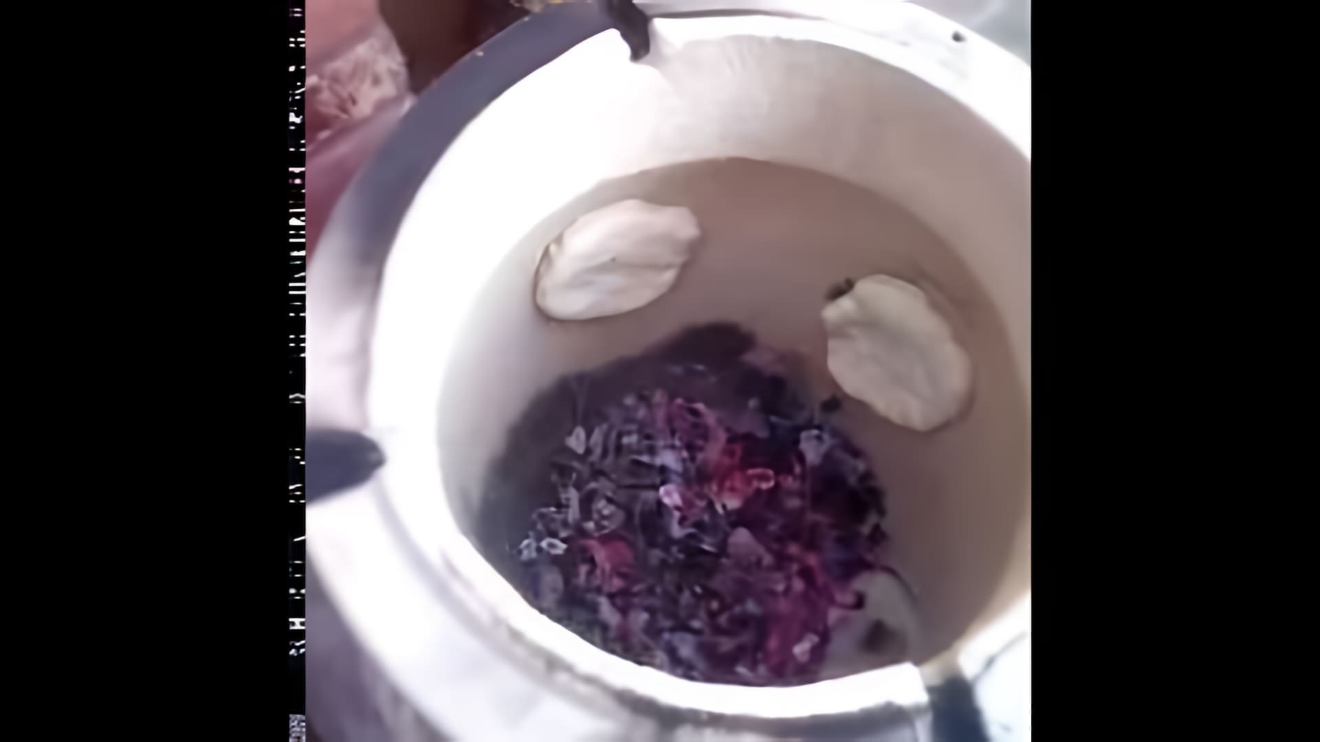 В этом видео демонстрируется процесс приготовления лепешек и самсы в тандыре