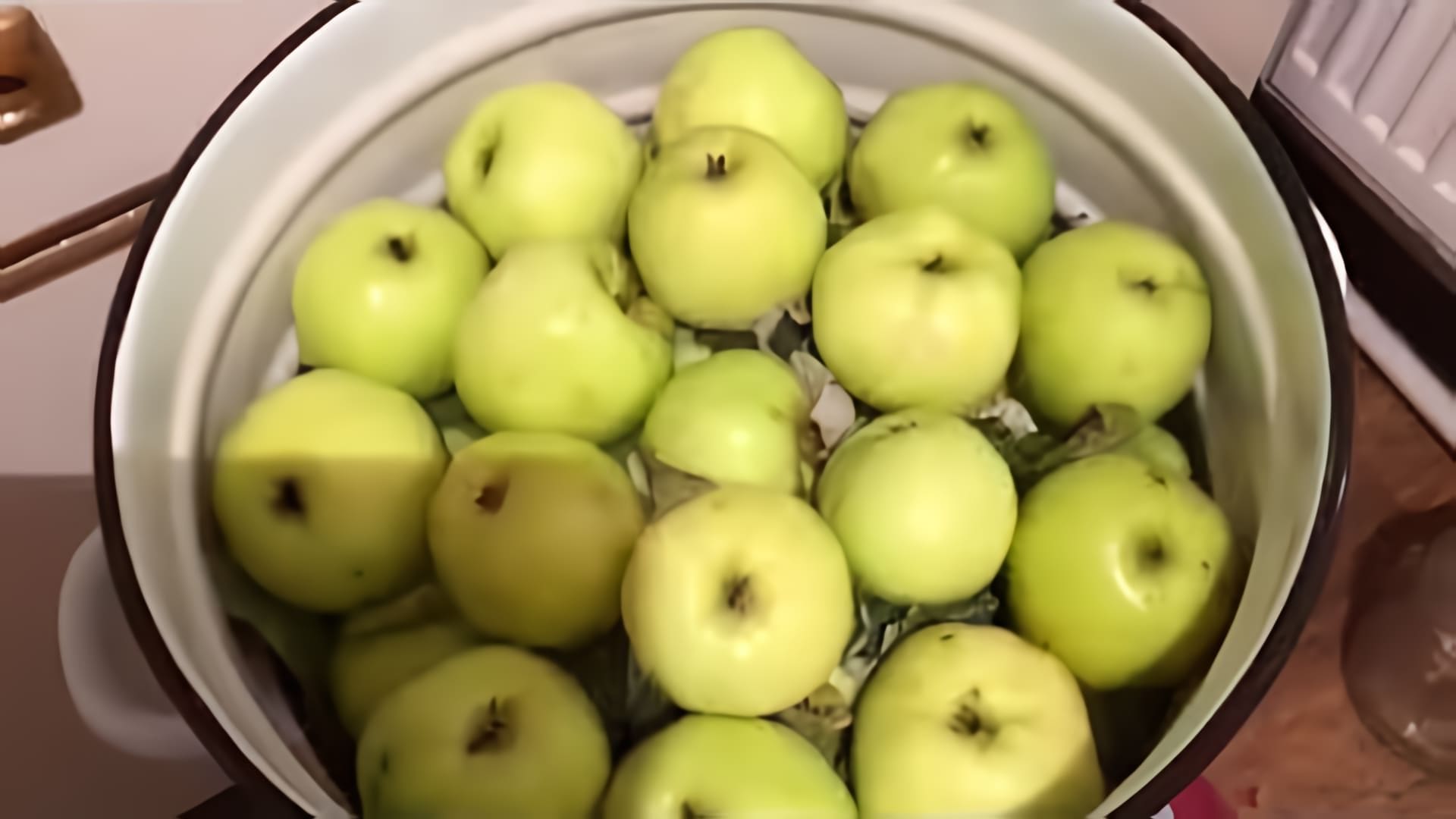 Яблоки моченые - это необыкновенный рецепт, который можно приготовить в домашних условиях