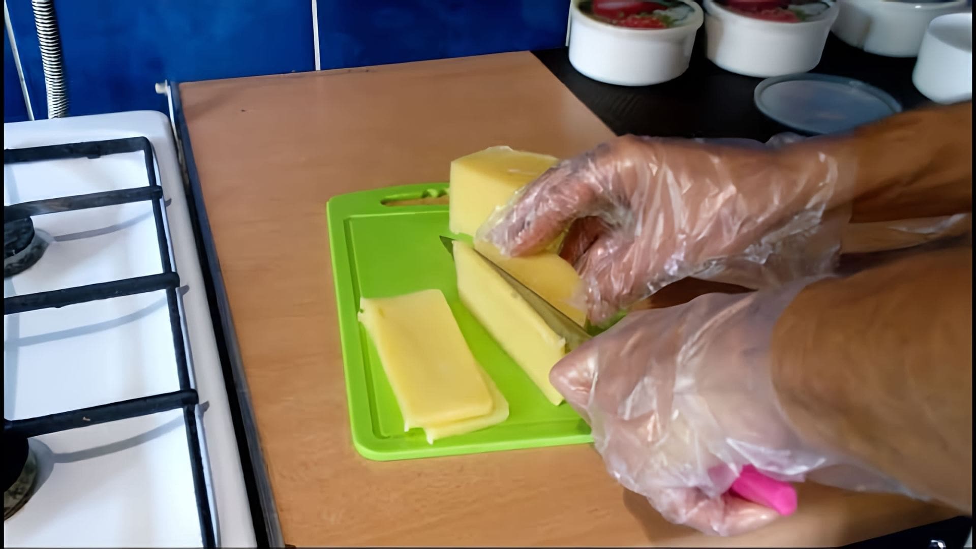 В этом видео демонстрируется процесс приготовления сыра из творога