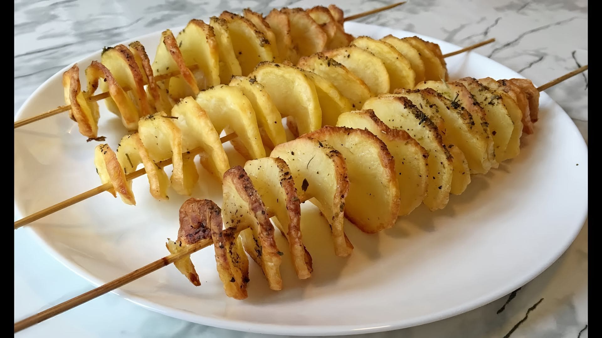 Картошка по-шведски в духовке. Картошка в духовке палочками. Картошка в духовке запеченная дольками. Картофель спиралью. Картофель запеченный с розмарином и чесноком.