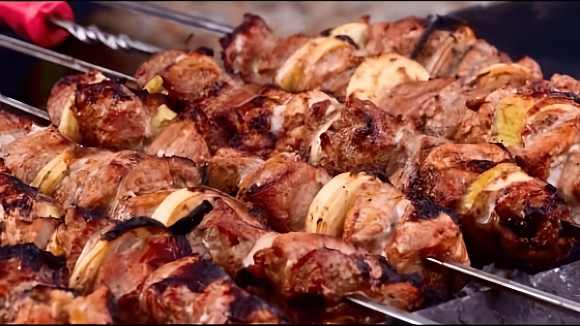 В этом видео демонстрируется процесс приготовления мягкого и сочного шашлыка из свинины