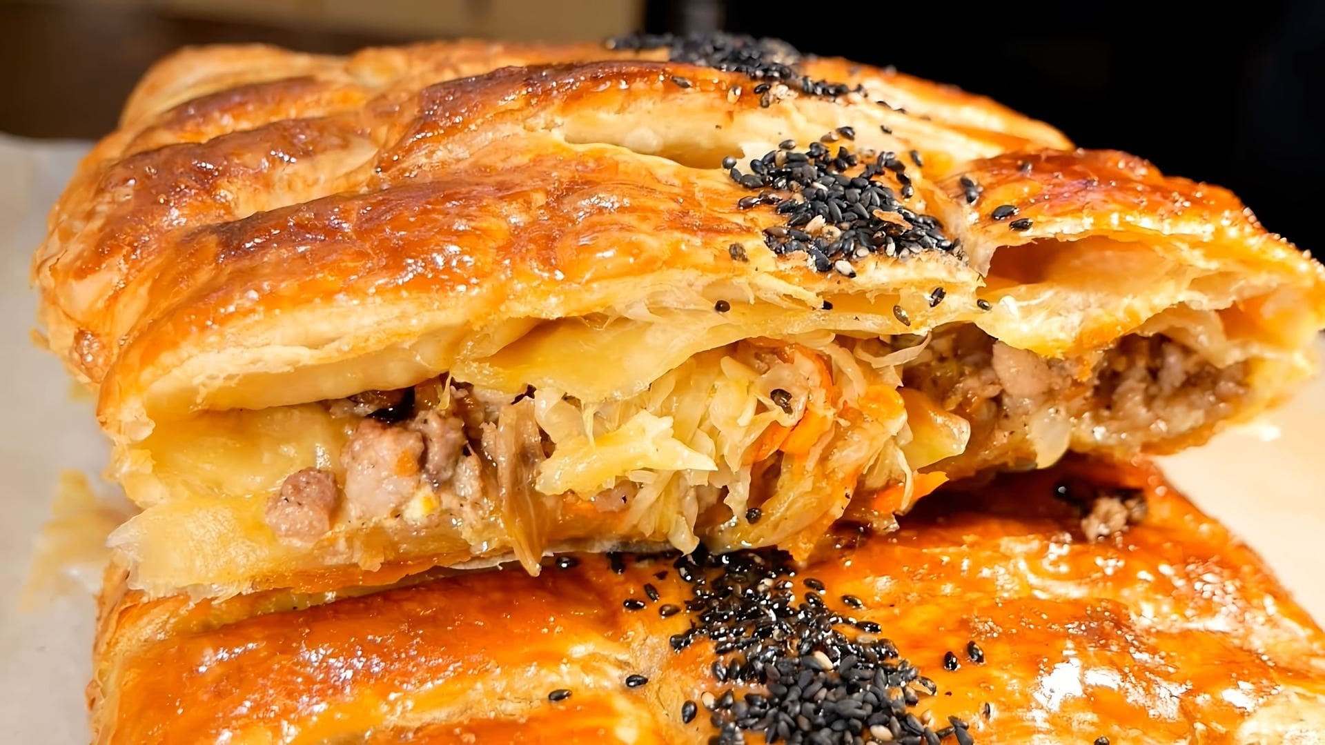 Мясной пирог из слоеного теста