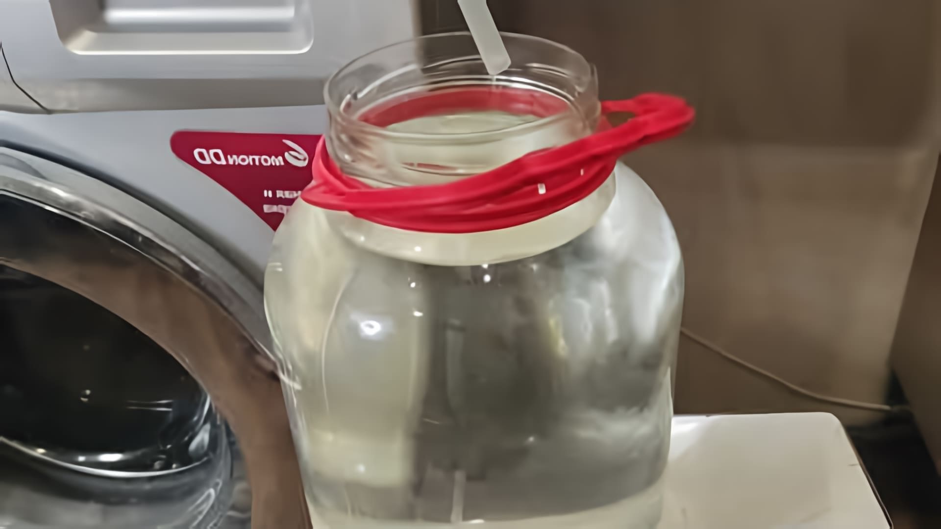В данном видео демонстрируется процесс создания напитка для заливки в дубовую бочку