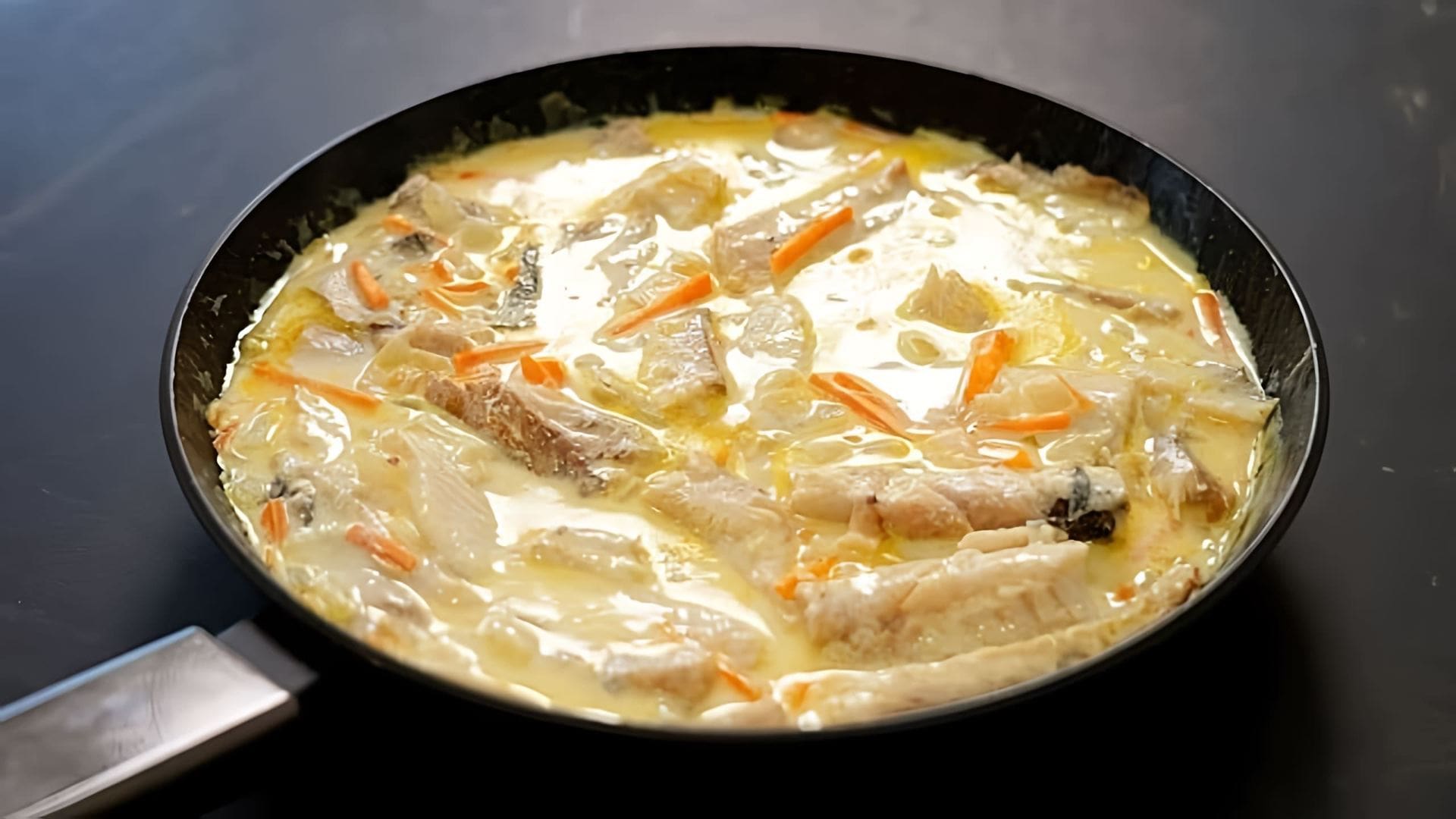 В этом видео демонстрируется простой и быстрый способ приготовления хека в соусе на сковороде