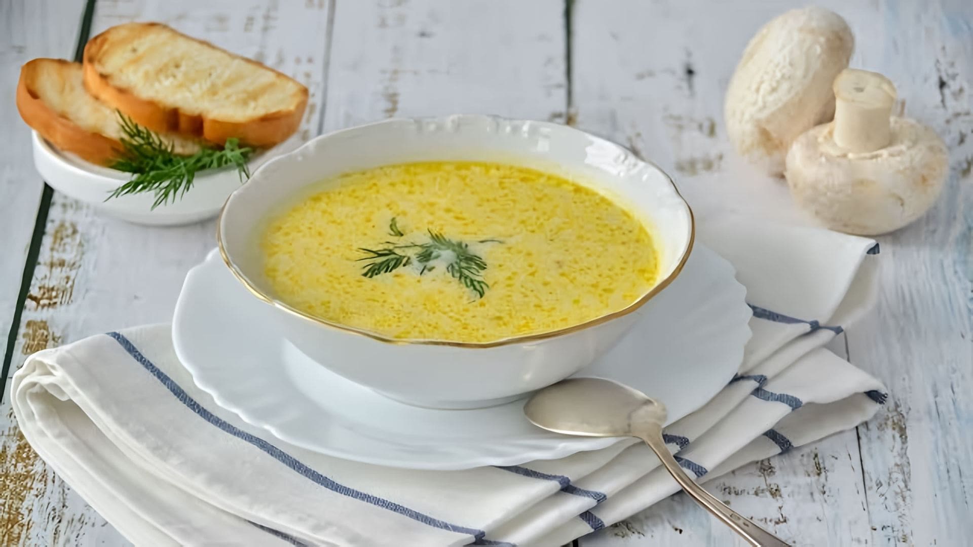"Лучше всех!" - это видео-ролик, который демонстрирует приготовление вкусного и сытного сырного супа с курицей и грибами