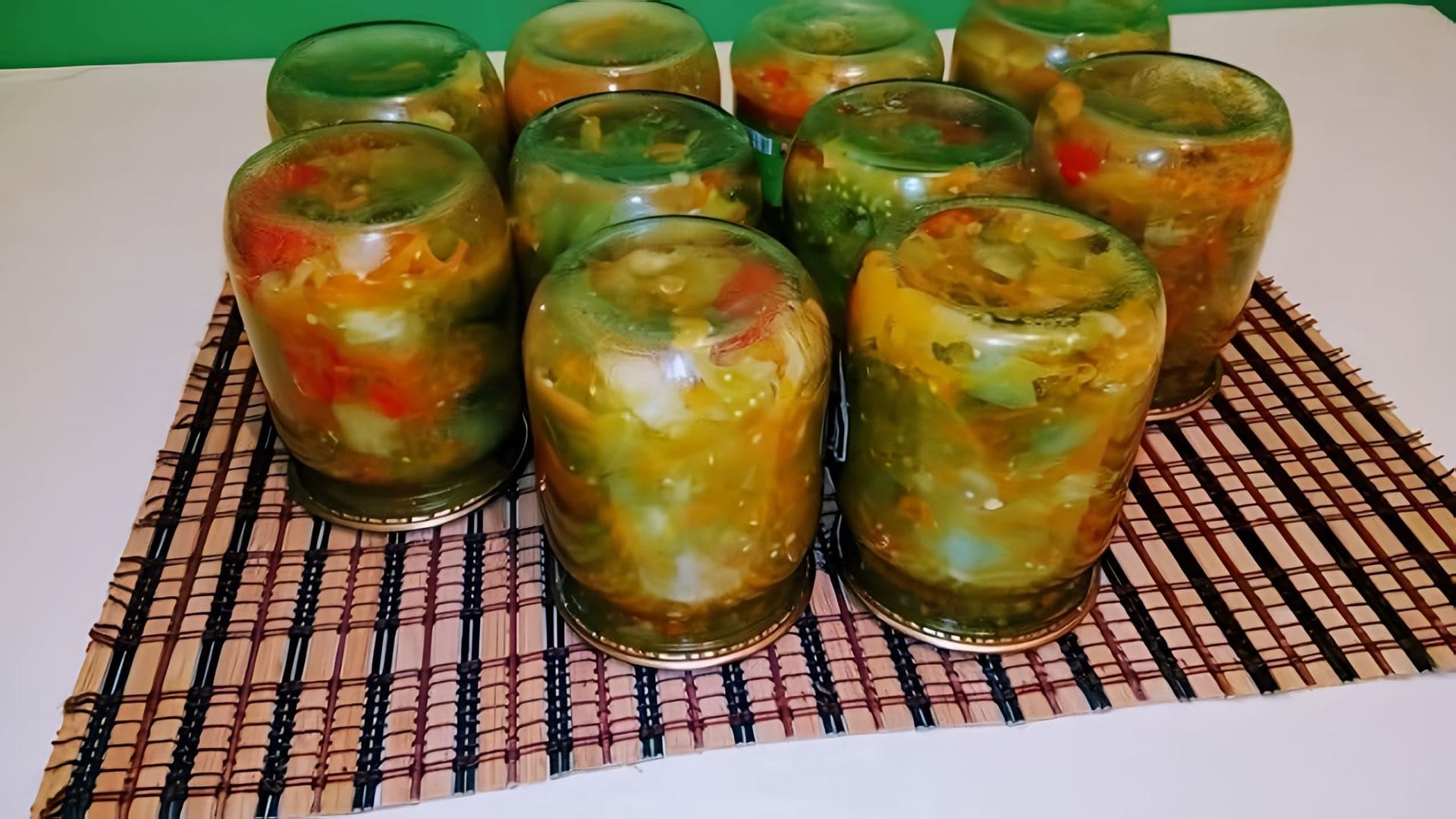 В этом видео демонстрируется процесс приготовления салата из зеленых помидоров на зиму