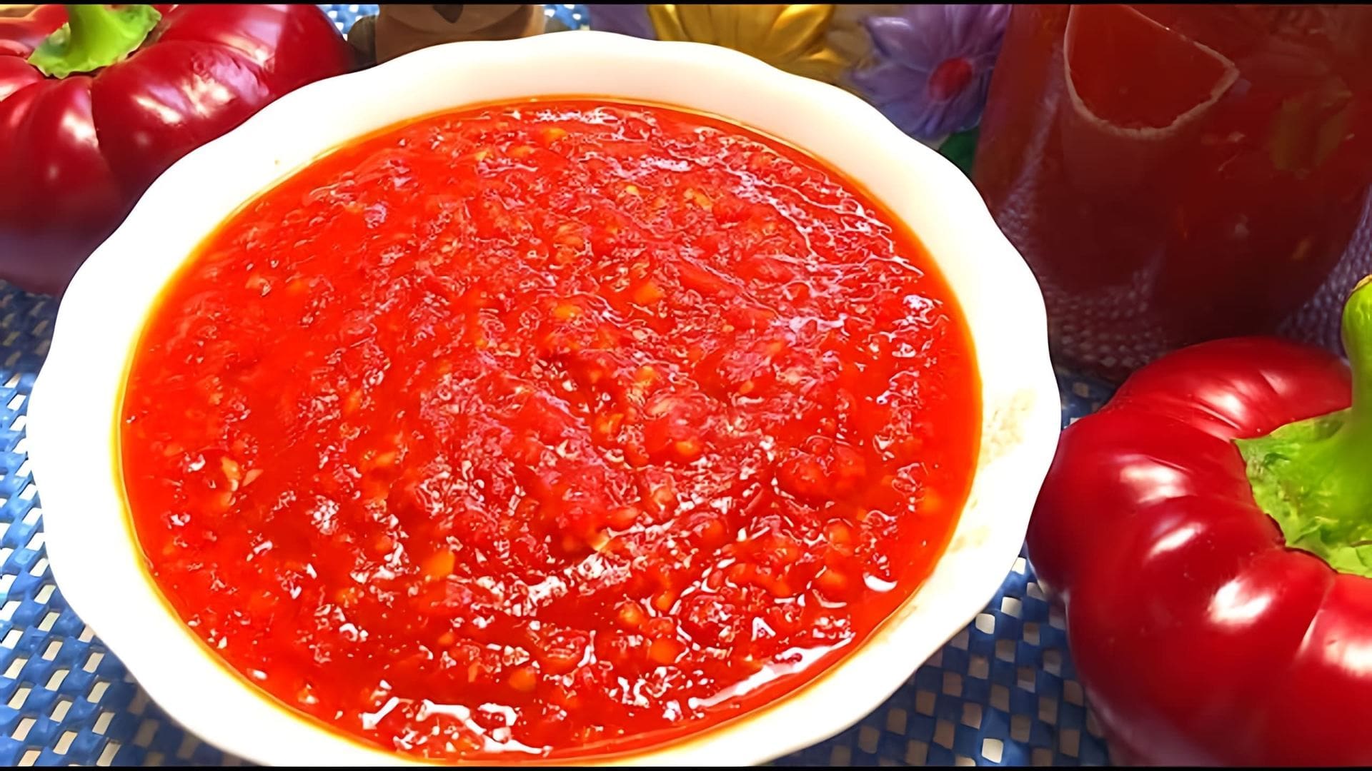 В этом видео-ролике будет представлен рецепт приготовления вкусной и ароматной аджики из помидоров и перца