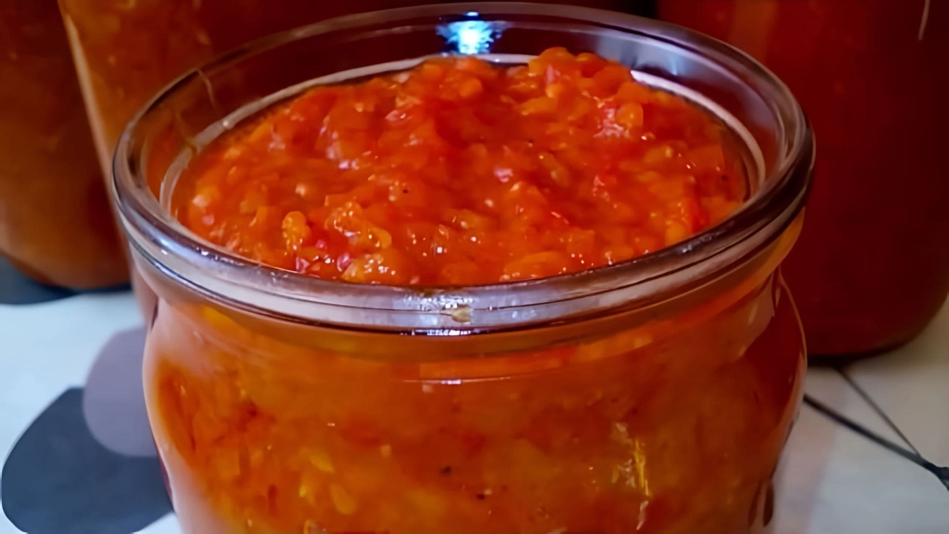 В этом видео демонстрируется процесс приготовления икры из моркови на зиму