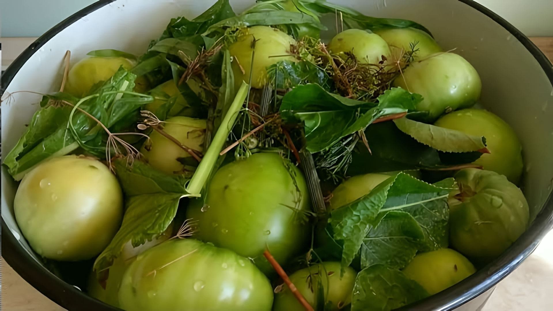 Вкусные хрустящие квашеные зеленые помидоры - простой рецепт