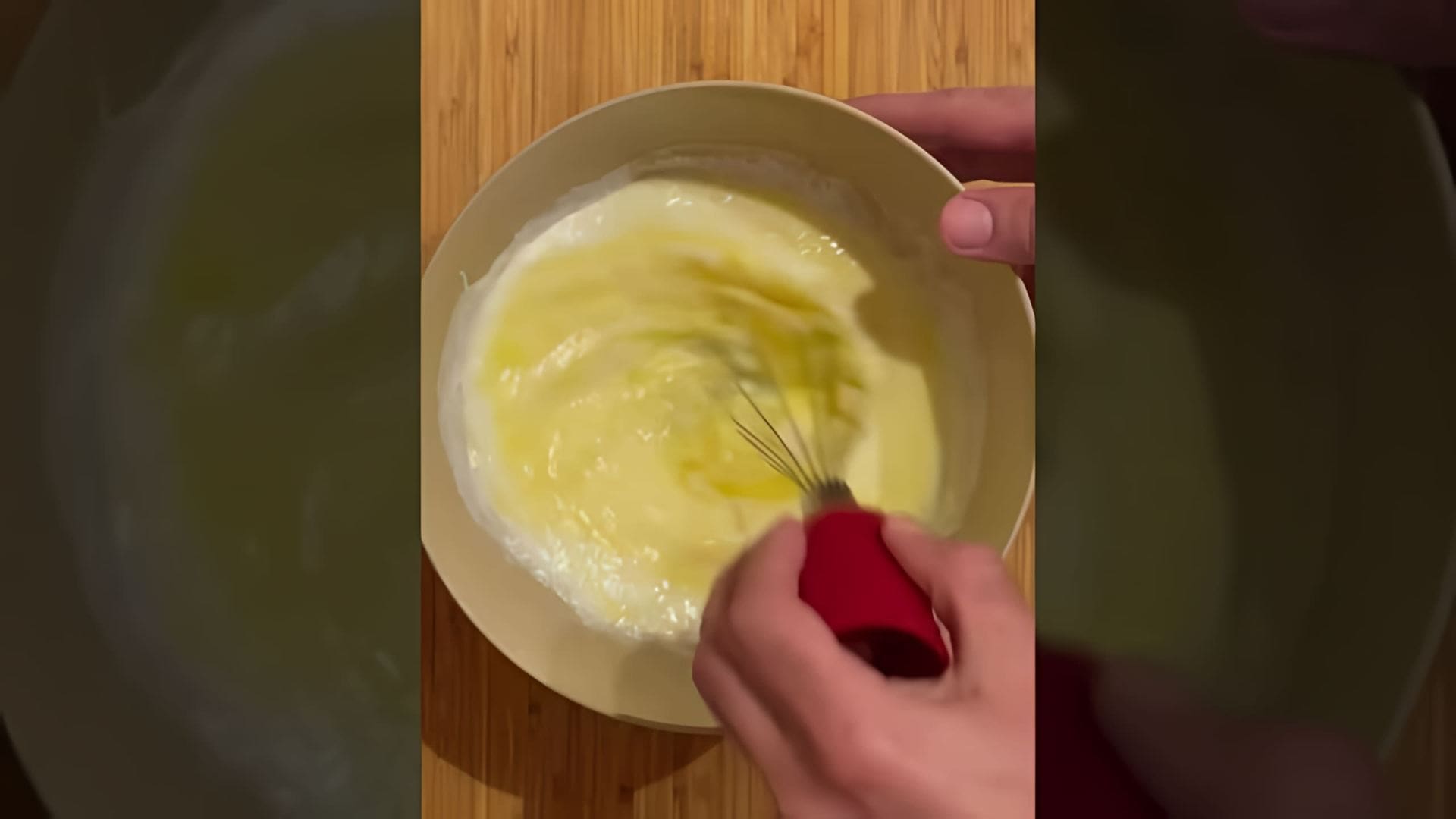 В этом видео-ролике Иван Соловьев, известный кулинар, делится своим рецептом теста для заливного пирога
