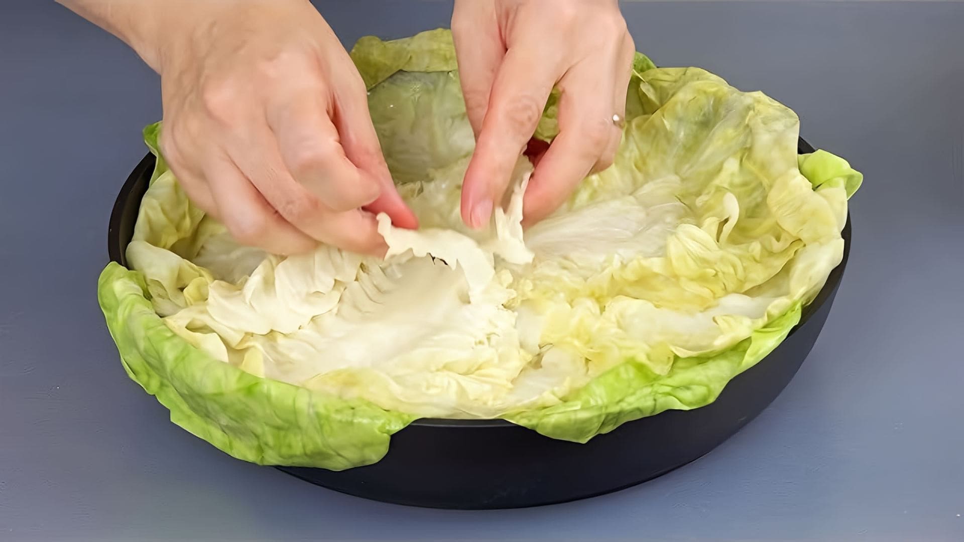 В этом видео показаны 5 рецептов из капусты, включая оладьи, жареную картошку, ленивый капустный пирог и запеканку с мясным фаршем