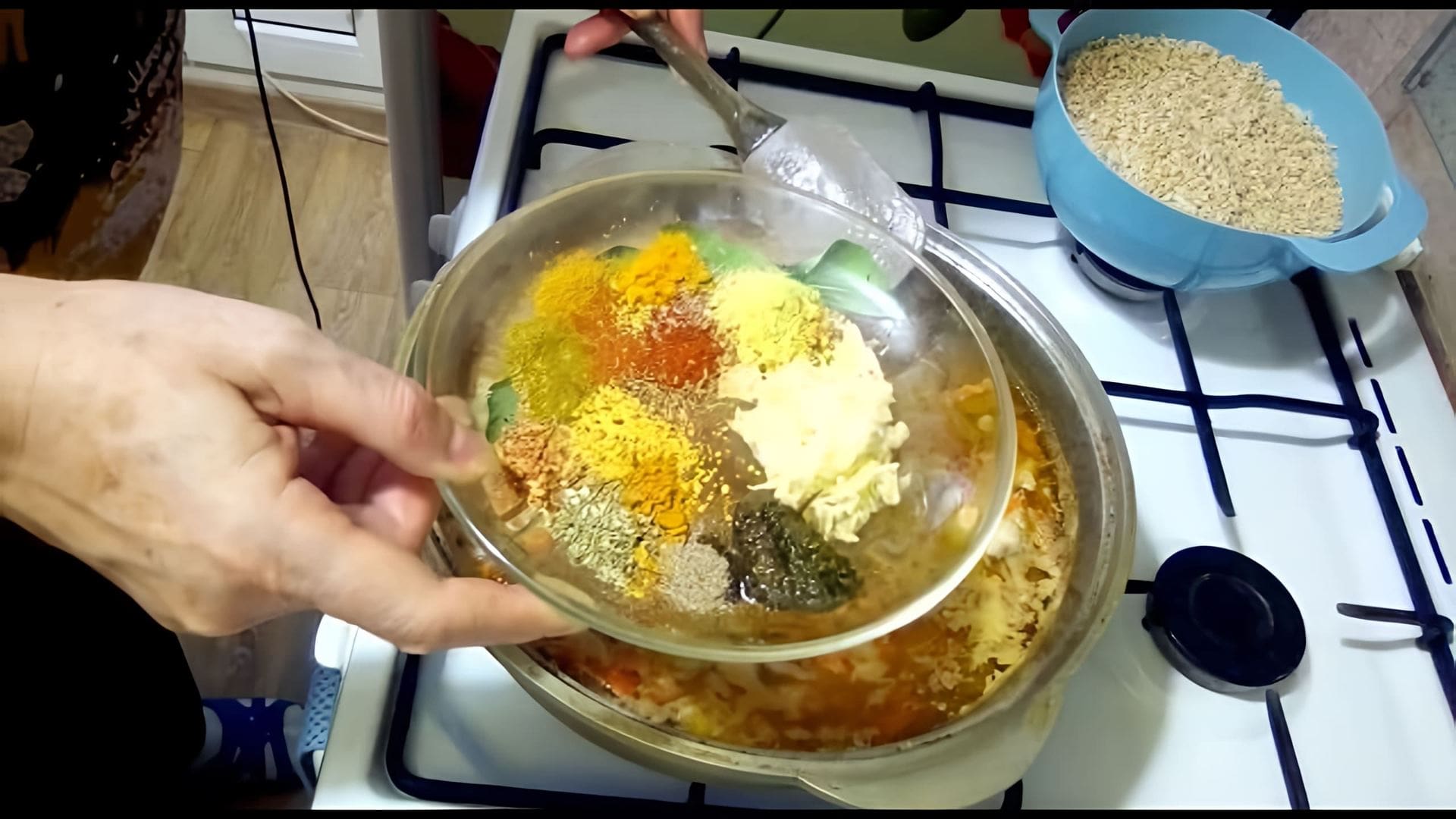 В этом видео Татьяна готовит плов с курицей и бурым рисом