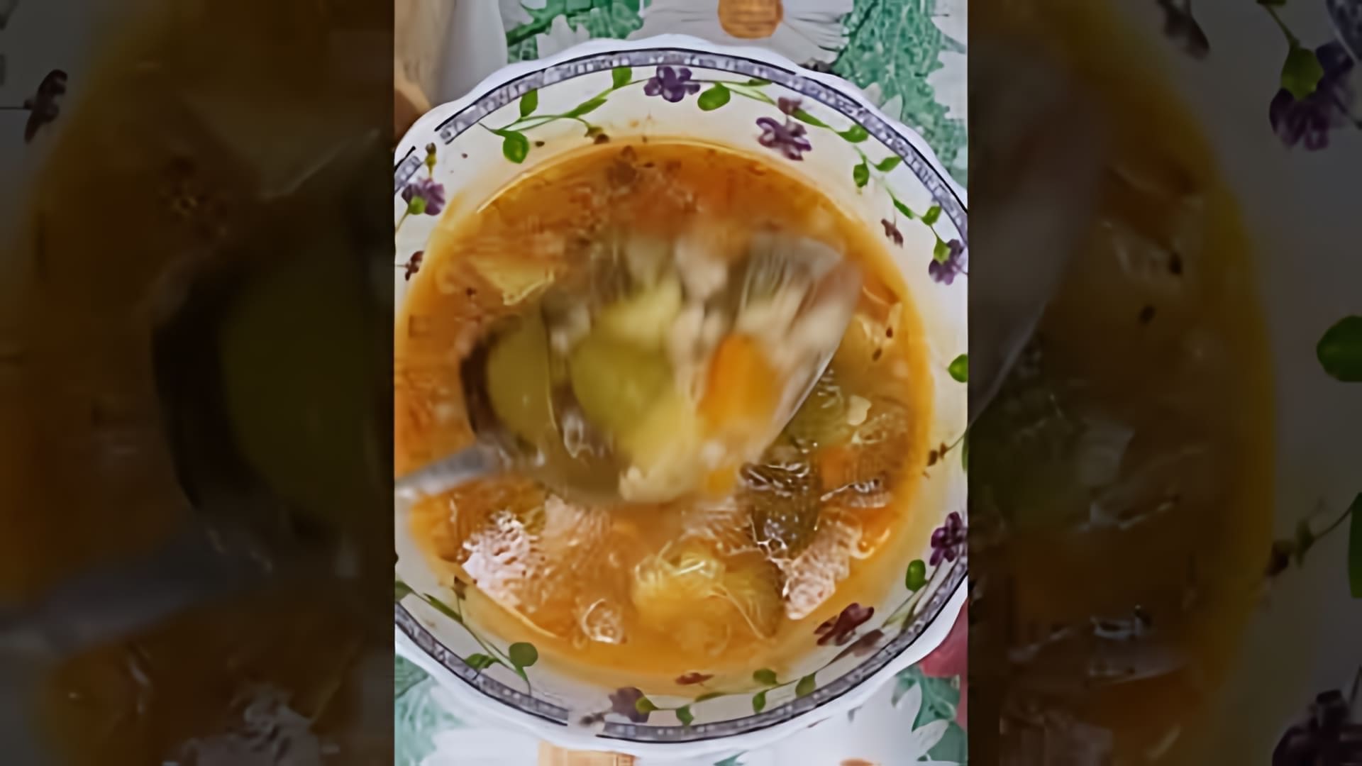 В этом видео демонстрируется процесс приготовления рассольника - супа с перловкой и солеными огурцами