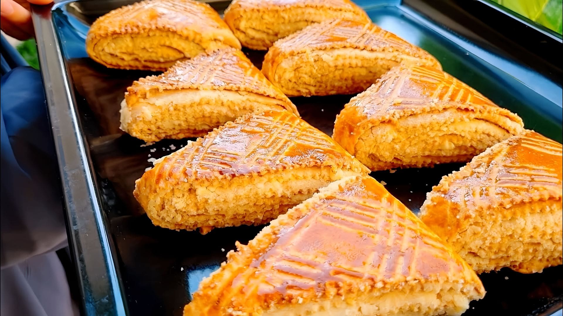 Булочки круассаны. Выпечка показать видео. Выпечкми. Выпечка показать видео. Французская выпечка.