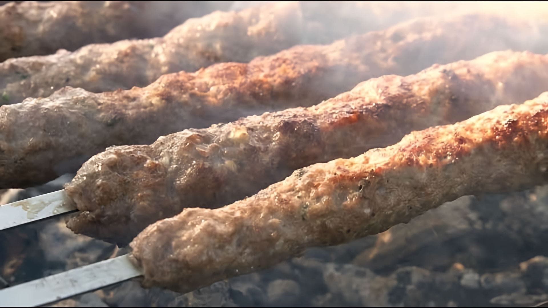 Видео показывает рецепт гюля кебаб из говядины