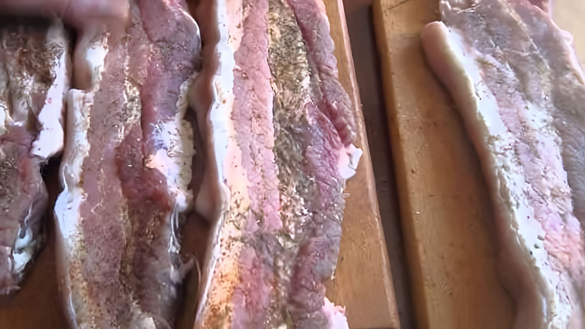 В этом видео демонстрируется процесс приготовления свиной грудинки в домашних условиях
