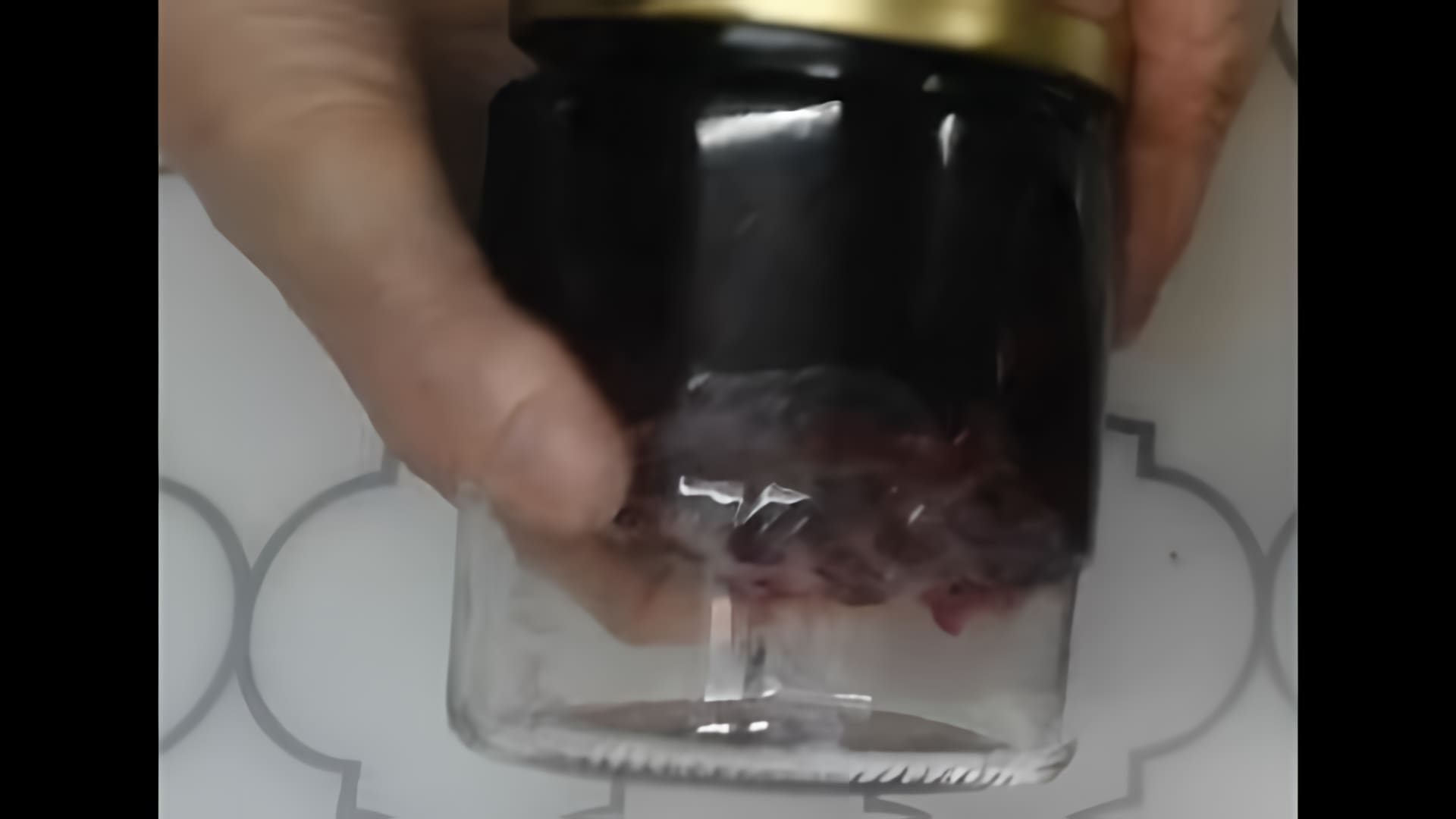 В этом видео-ролике будет представлен рецепт приготовления густого варенья из вишни без использования загустителей