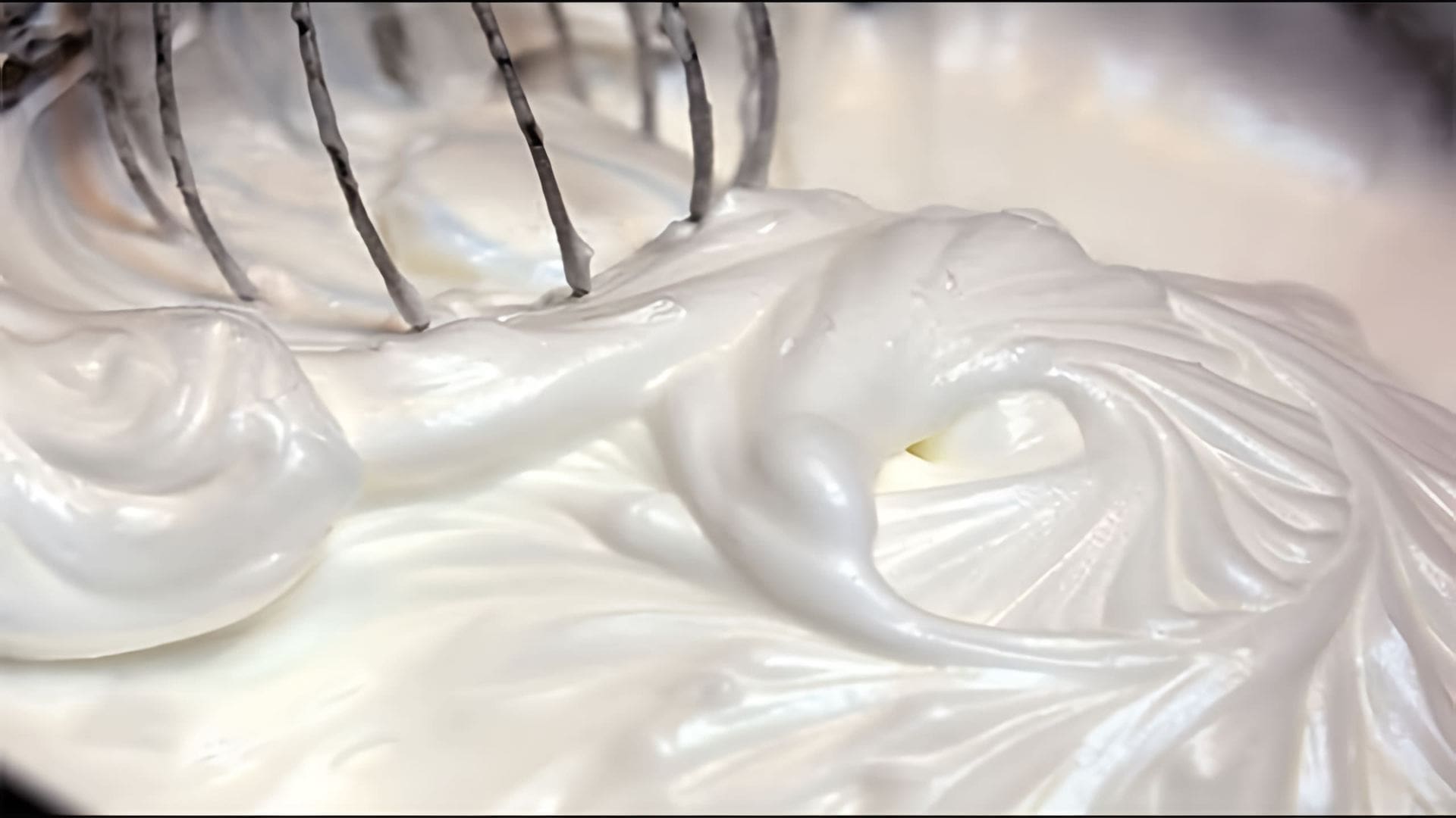 В этом видео демонстрируется процесс приготовления белкового крема