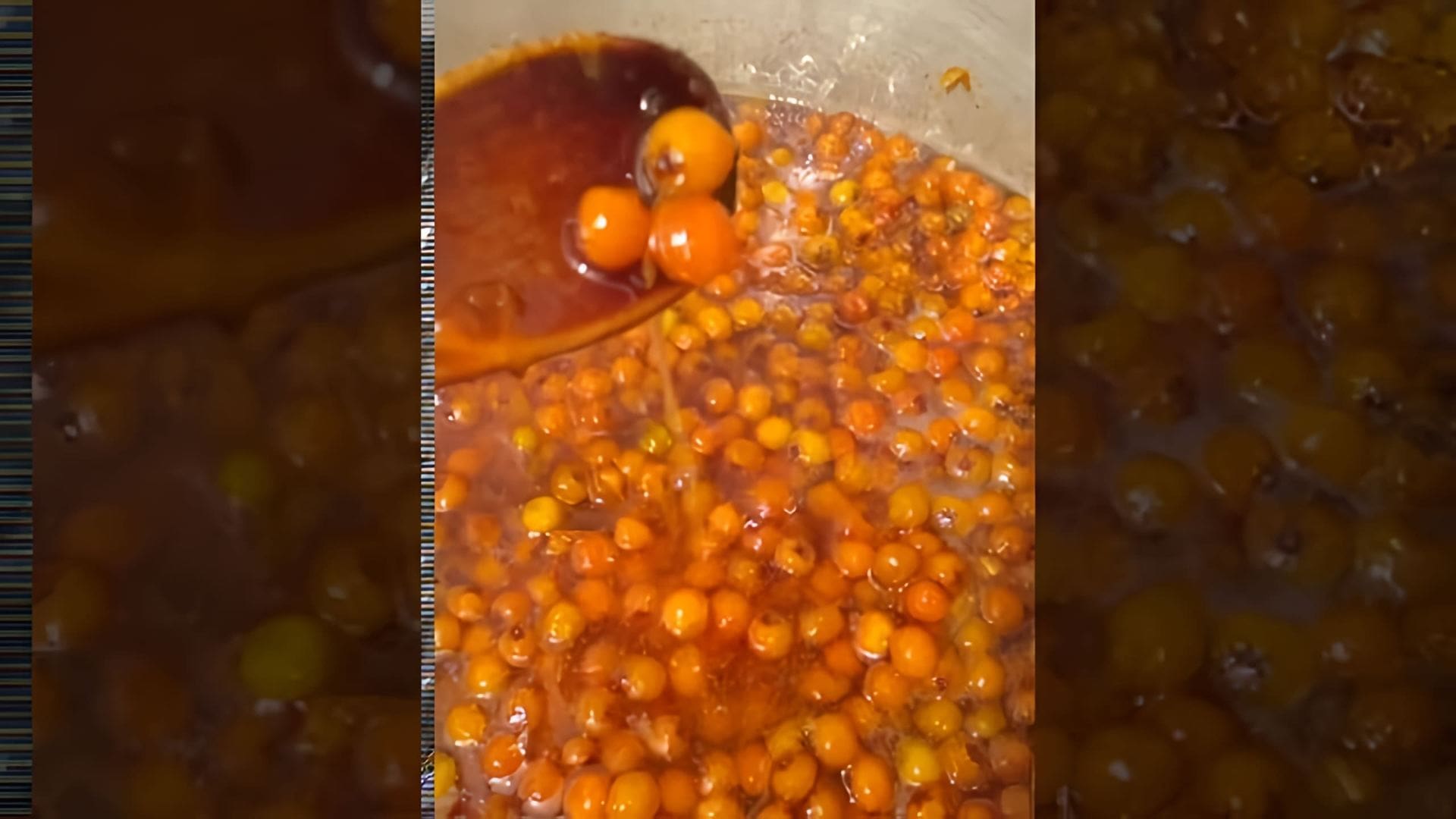 В данном видео демонстрируется процесс приготовления варенья из боярышника