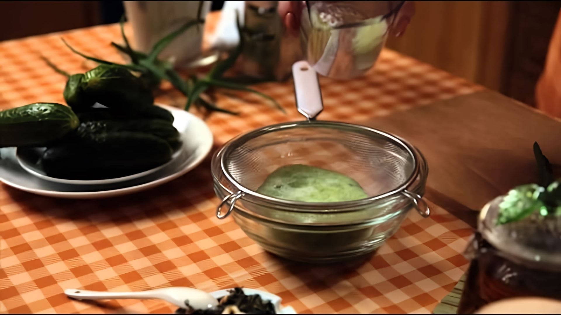 В этом видео эксперт по натуральной косметике Екатерина показывает, как приготовить огуречный лосьон в домашних условиях