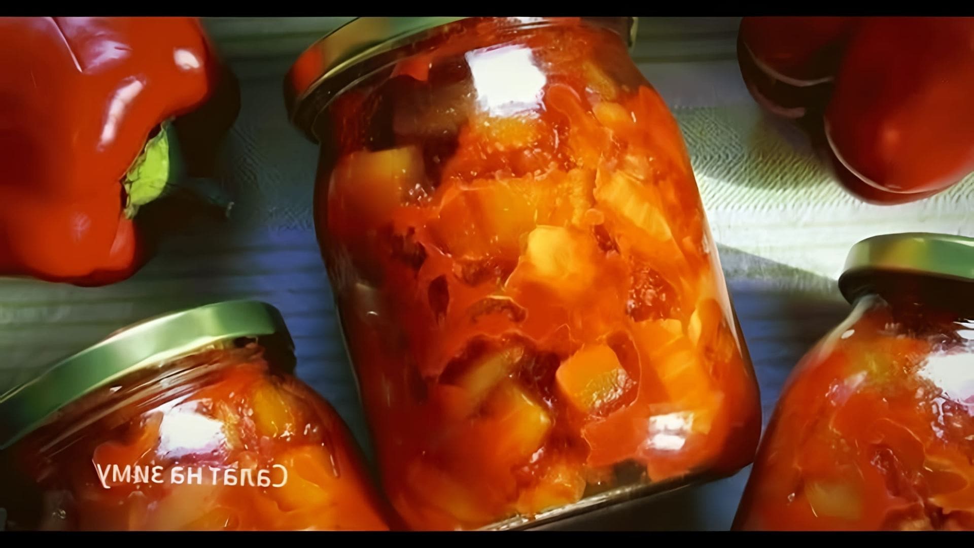 В этом видео-ролике будет представлен быстрый и простой рецепт приготовления кабачкового соуса "Анкл Бенс" на зиму под музыкальное сопровождение