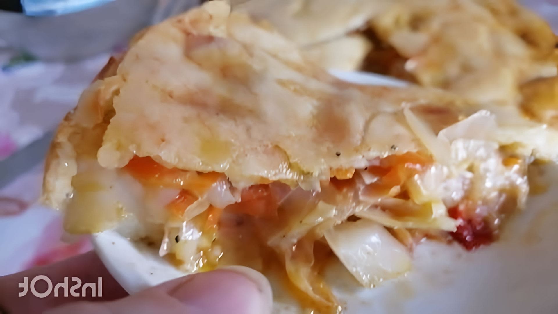 В этом видео демонстрируется процесс приготовления диетического заливного пирога с капустой