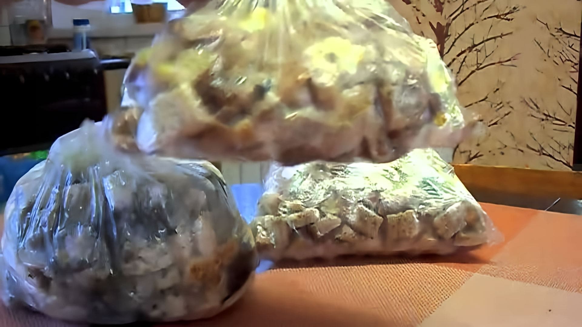 В этом видео демонстрируется процесс получения самогона из хлеба, покрытого плесенью