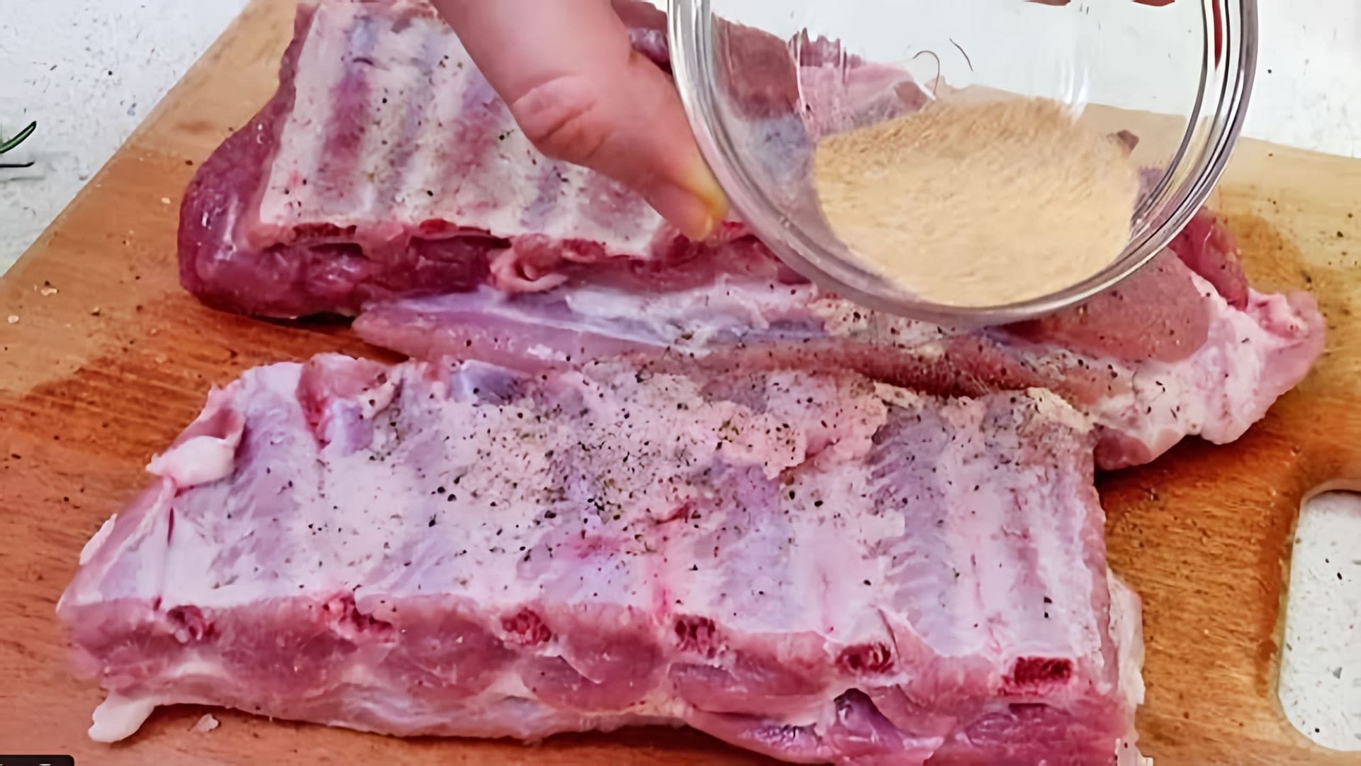 В этом видео демонстрируется процесс приготовления сочных свиных ребрышек в духовке