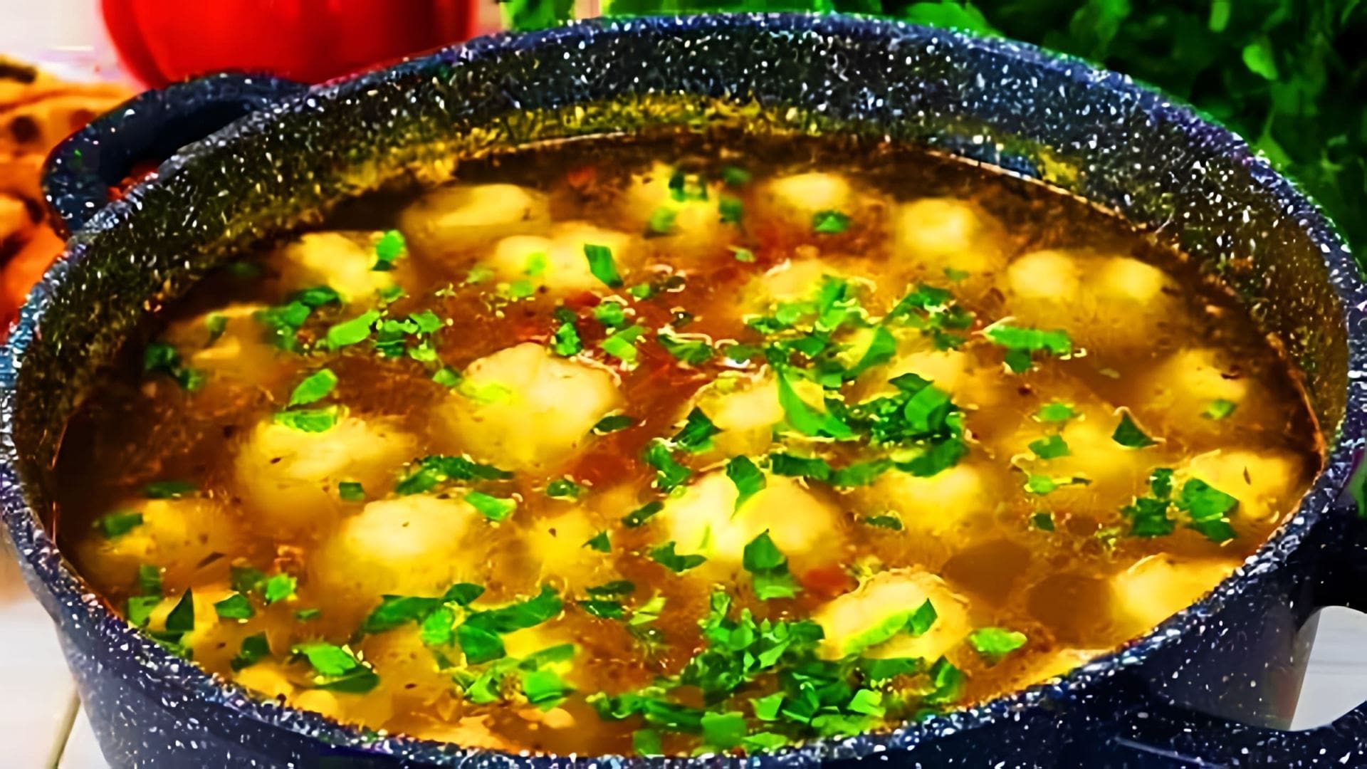 В этом видео демонстрируется рецепт приготовления модного, простого и волшебно вкусного супа с сырными шариками