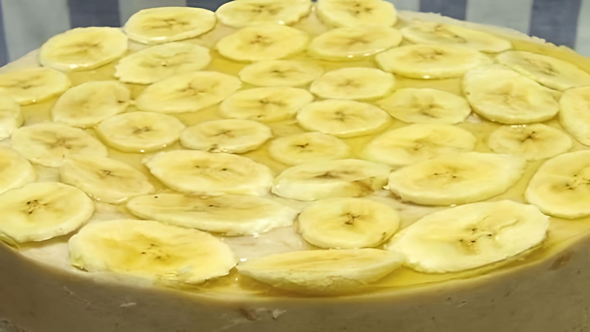 В этом видео-ролике вы увидите, как приготовить вкусный банановый торт из готовых коржей