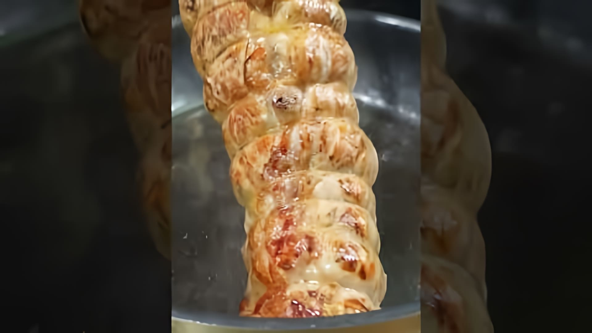 В этом видео-ролике демонстрируется процесс приготовления блюда "Вителло тоннато"