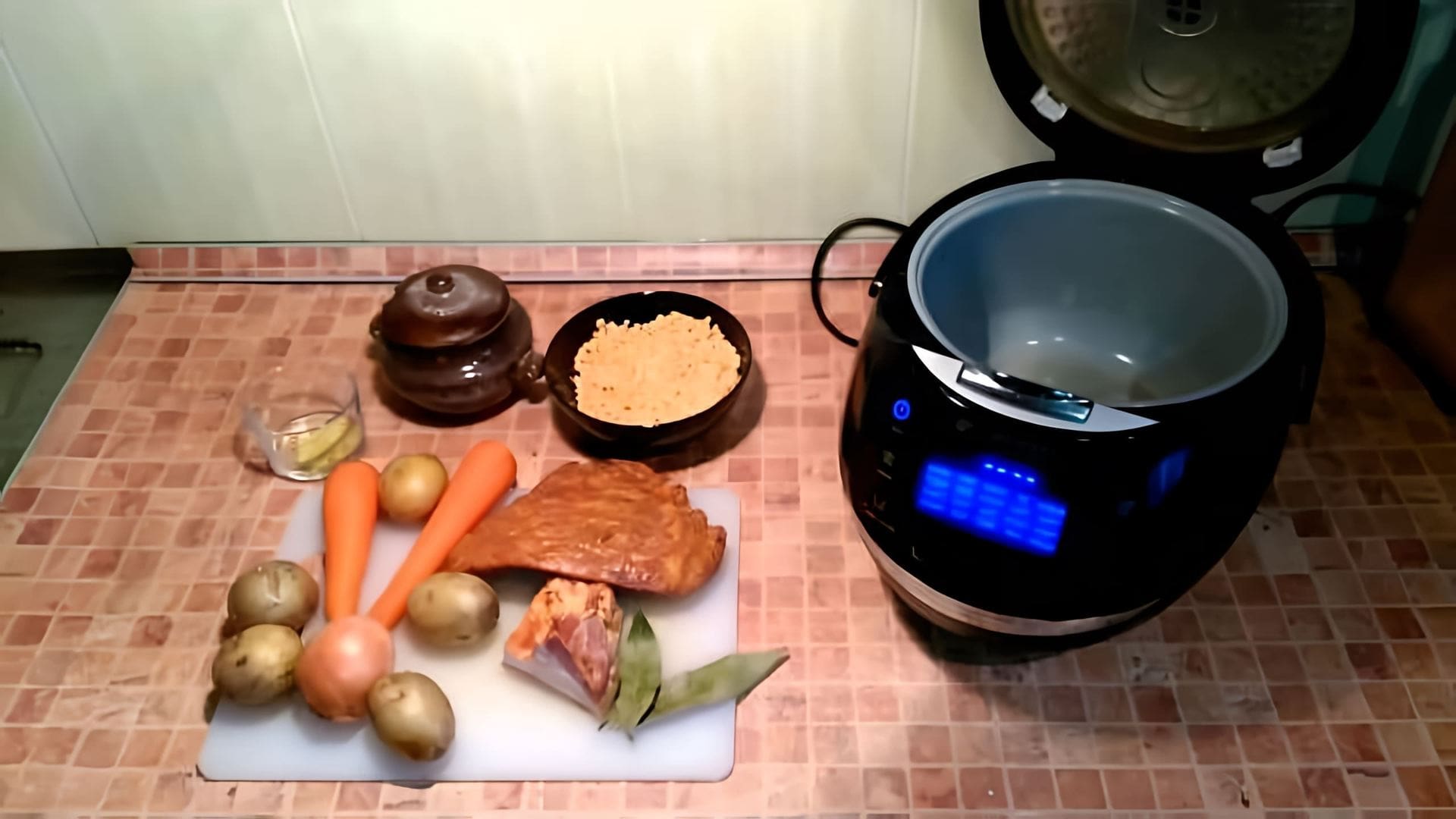 В данном видео рецепте Олег Громов показывает, как приготовить гороховый суп со свиными ребрышками в мультиварке