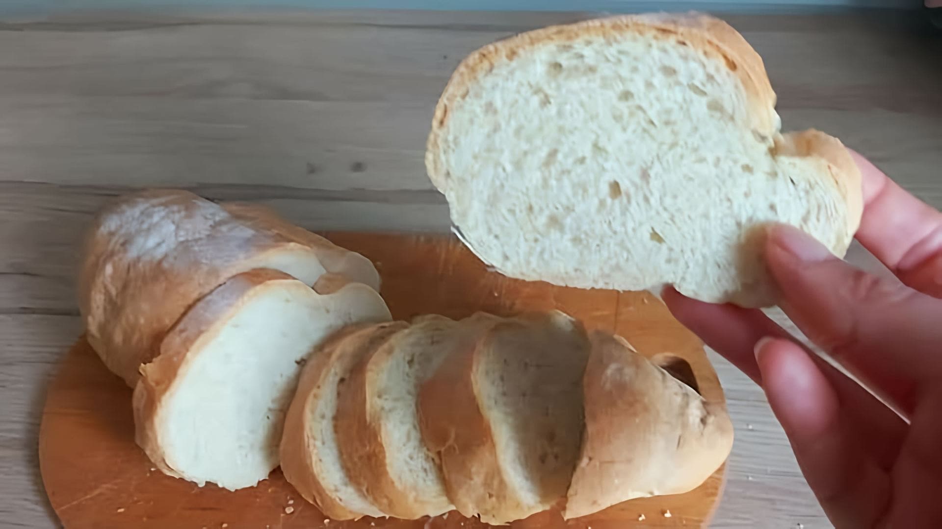В этом видео демонстрируется процесс приготовления турецкого хлеба в домашних условиях