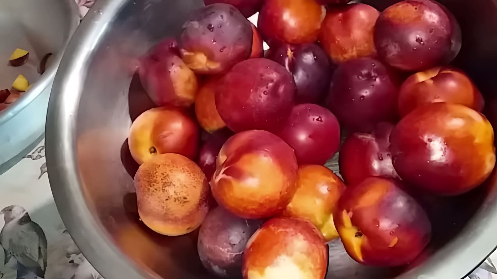 В этом видео автор показывает процесс приготовления джема из нектаринов