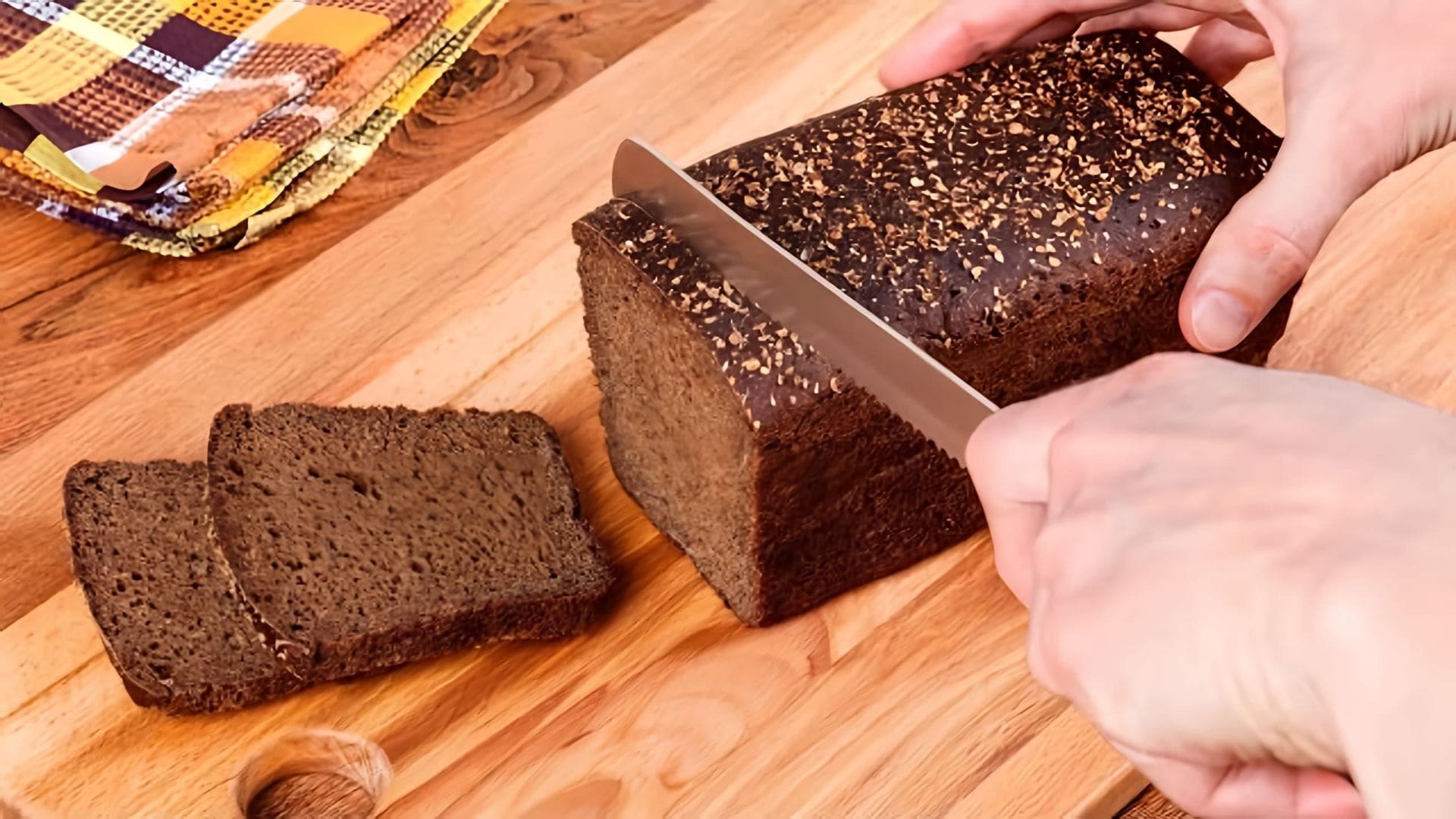 В этом видео демонстрируется рецепт приготовления кваса из хлеба и воды
