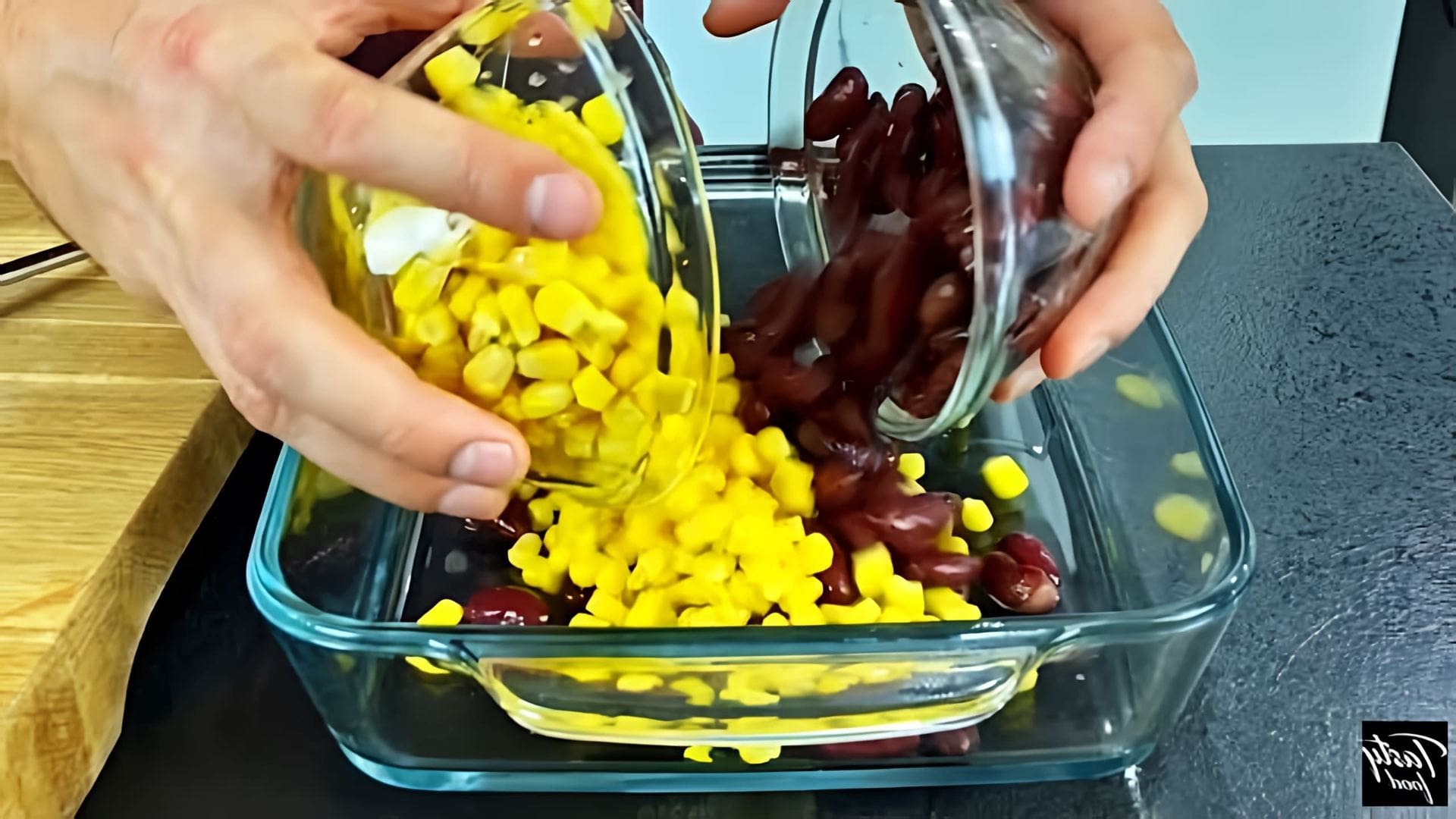 В этом видео демонстрируется рецепт приготовления салата из консервированной кукурузы и фасоли