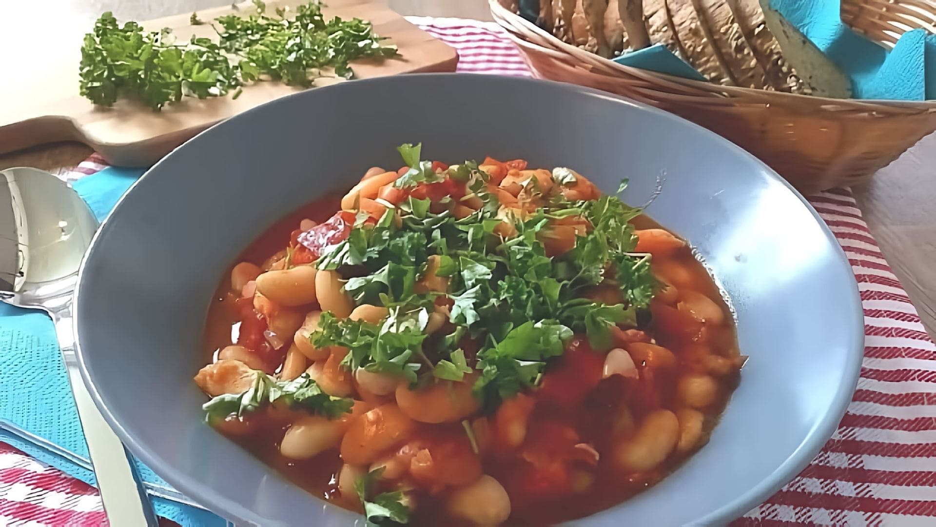В этом видео демонстрируется процесс приготовления греческого супа фасолада