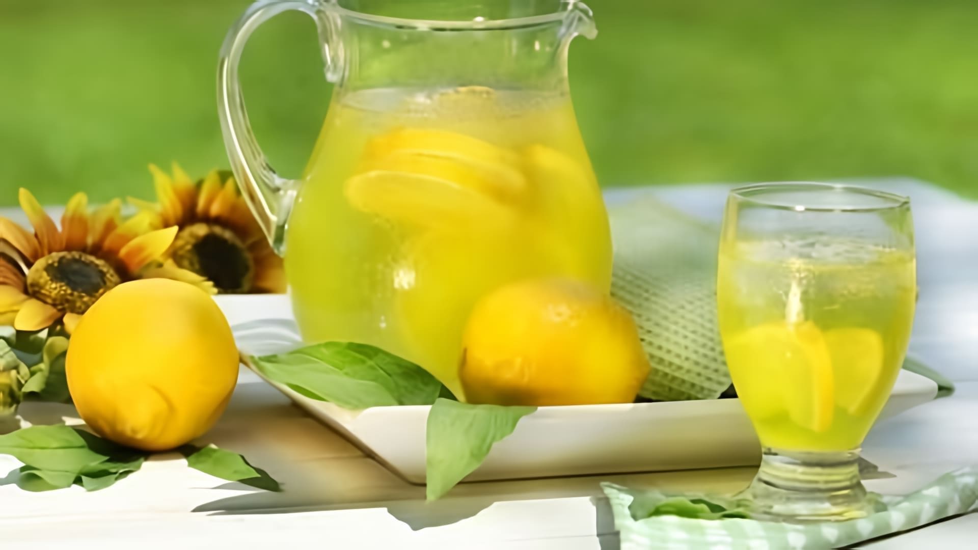 В этом видео демонстрируется рецепт имбирного лимонада, который является вкусным и полезным напитком
